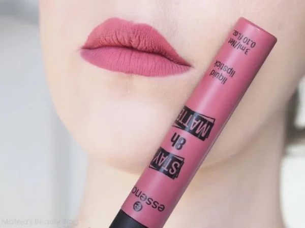 ⁦ايسنس احمر شفايف سائلة مطفية 01⁩ - الصورة ⁦3⁩